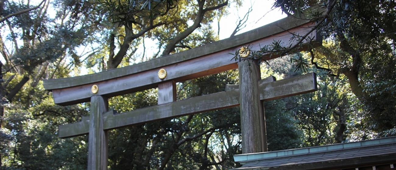 明治神宮は東京の渋谷区にあり、明治天皇を祀る神社です。ＪＲ原宿駅と代々木駅が最寄りです。