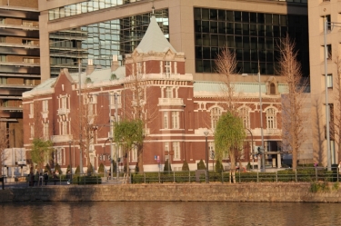 散歩の途中で写した建物です。